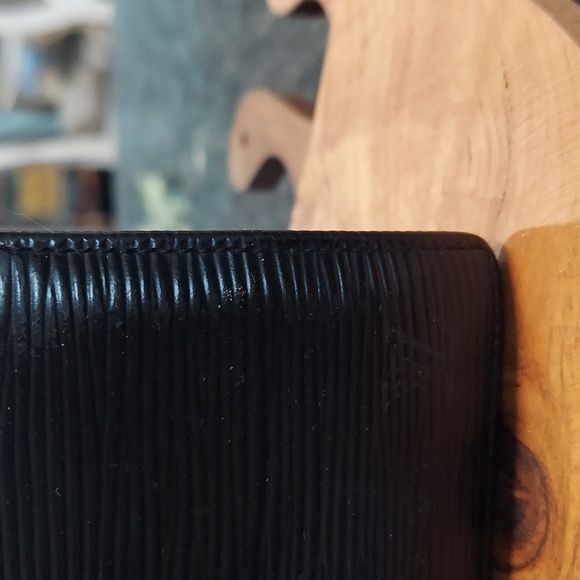 Authentic Louis Vuitton Epi Mens Wallet - Picture 2 of 13